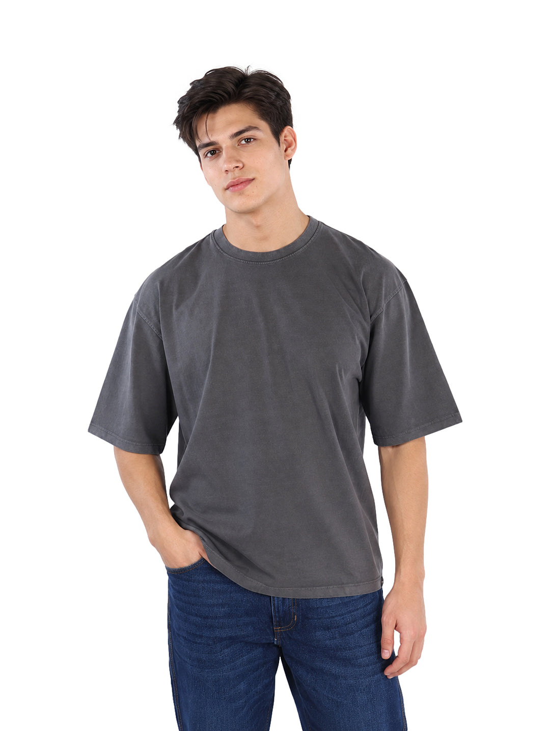 Hombre vistiendo playera de manga corta color gris oxford y pantalones azul oscuro.