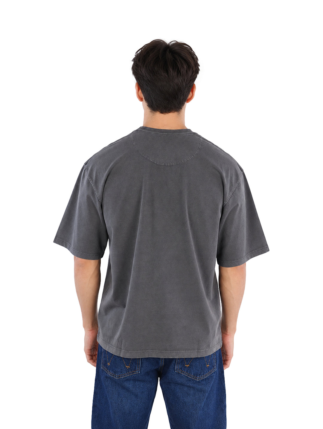 Hombre vistiendo playera de manga corta color gris oxford y pantalones azul oscuro.