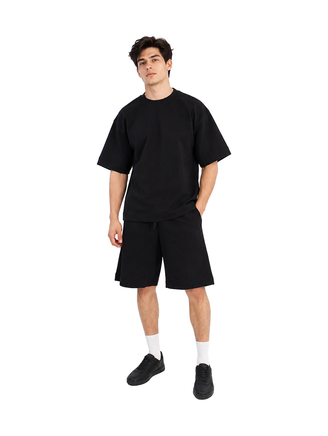 Hombre vistiendo un conjunto de camiseta y shorts color negro.
