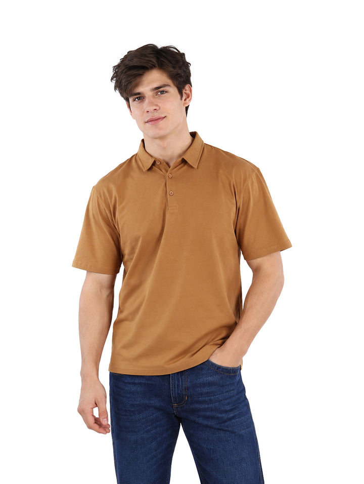 Hombre vistiendo playera polo color camel de manga corta.