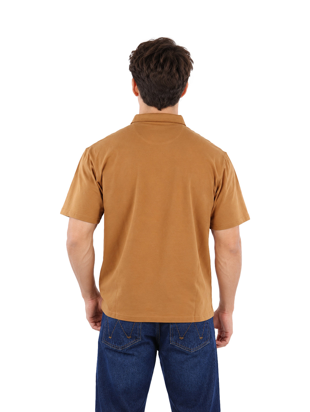 Hombre vistiendo playera polo color camel de manga corta.