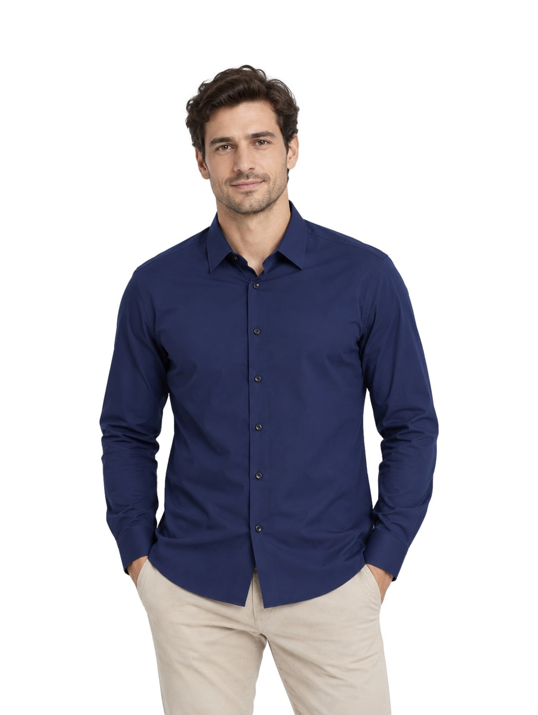 Hombre vistiendo una camisa American Fly de color marino con pantalones beige sobre fondo blanco.