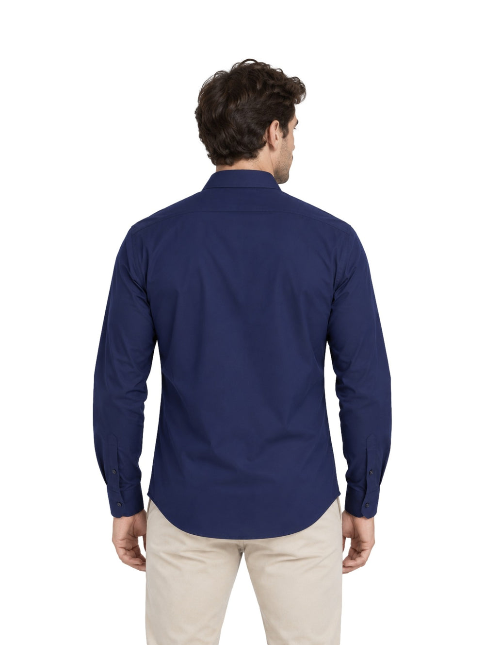 Hombre vistiendo una camisa American Fly de color marino con pantalones beige sobre fondo blanco.