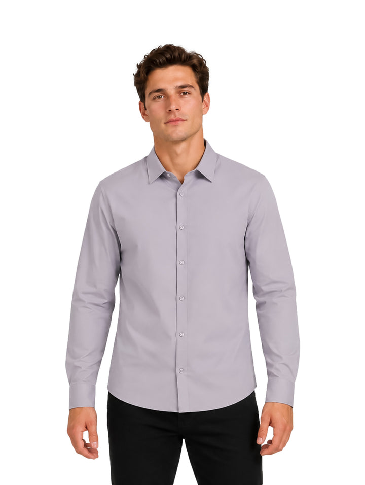 Hombre vistiendo una camisa de manga larga color gris con cuello y botones.