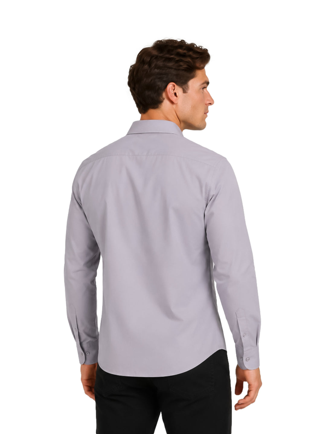 Hombre vistiendo una camisa de manga larga color gris con cuello y botones.