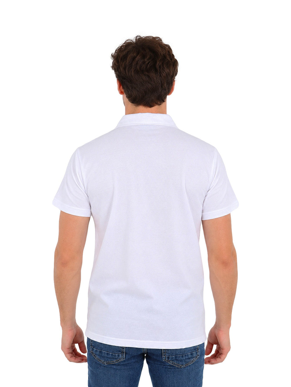 Hombre vistiendo una camisa American Fly de color blanco, manga corta y cuello, combinada con jeans azules.