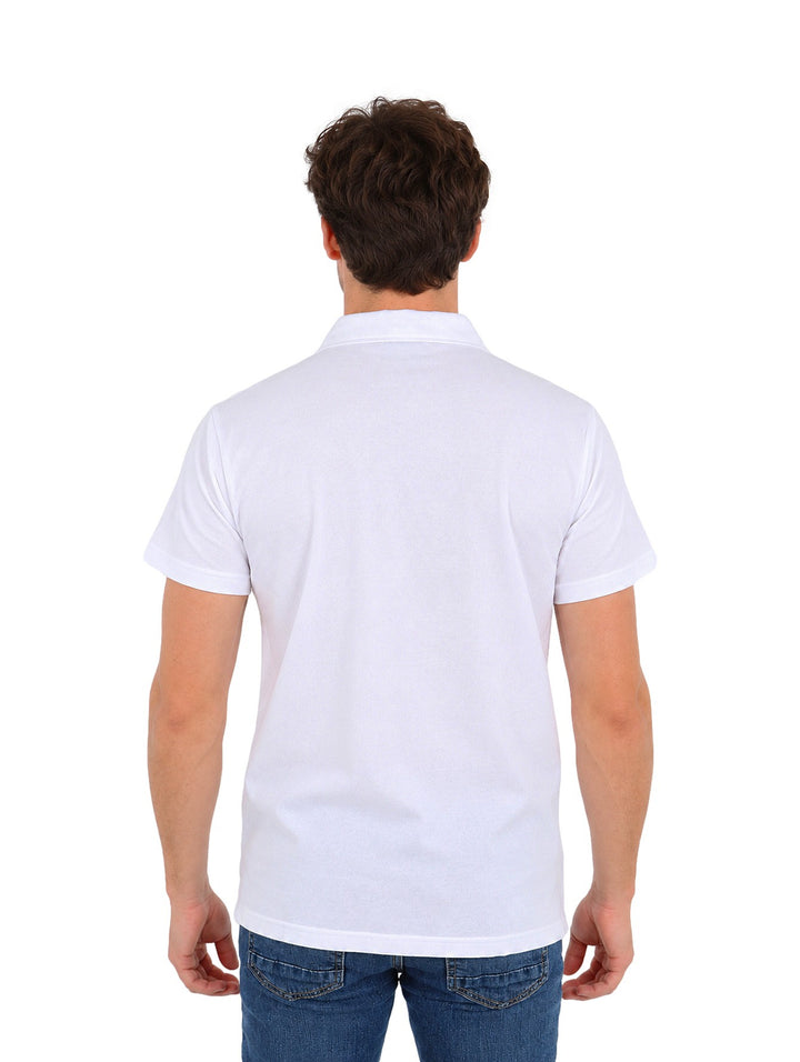 Hombre vistiendo una camisa American Fly de color blanco, manga corta y cuello, combinada con jeans azules.