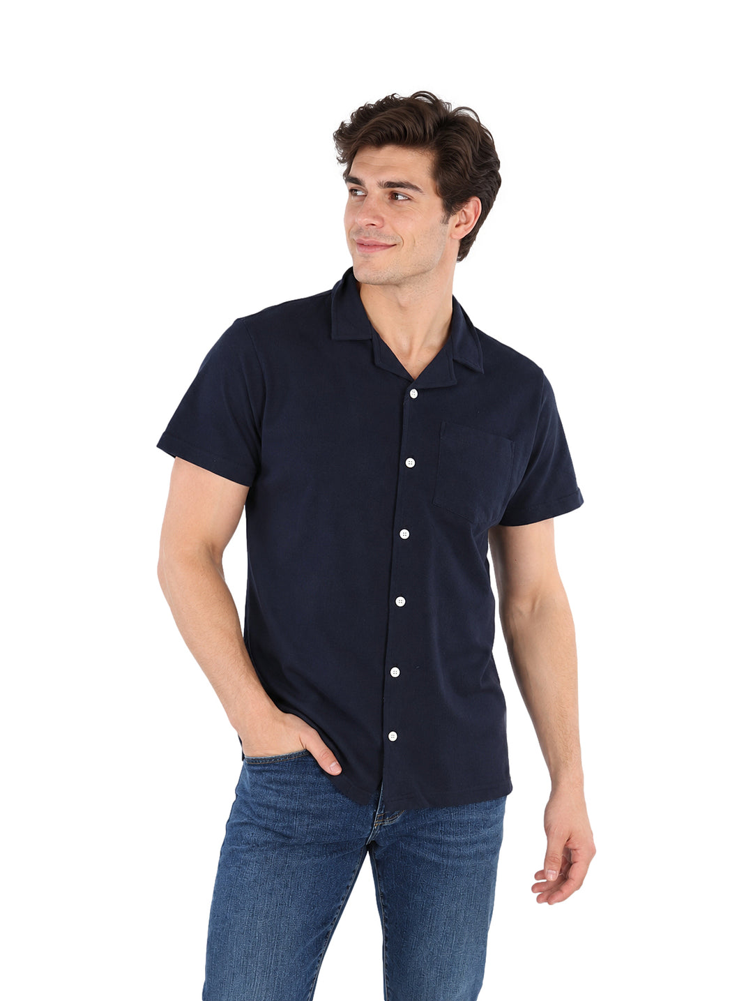 Hombre vistiendo una camisa de manga corta color marino con botones blancos.
