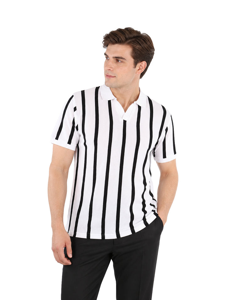 Hombre vistiendo playera de rayas verticales blancas y negras de manga corta.