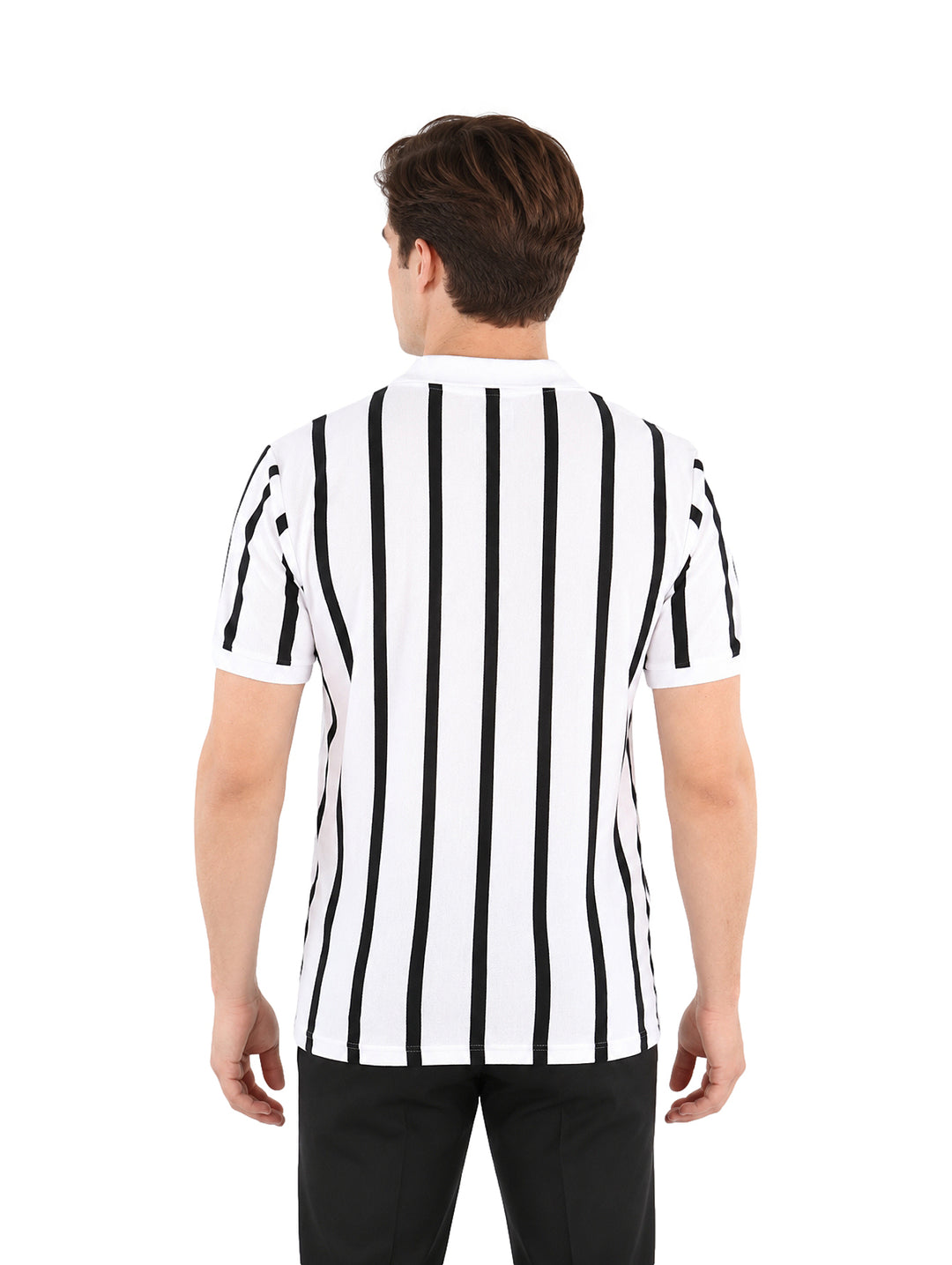 Hombre vistiendo playera de rayas verticales blancas y negras de manga corta.
