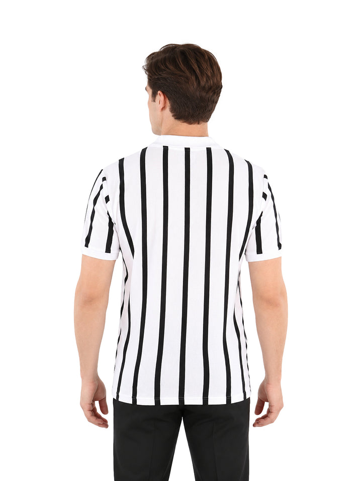 Hombre vistiendo playera de rayas verticales blancas y negras de manga corta.