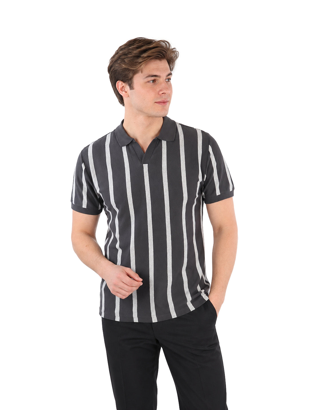 Hombre vistiendo playera de manga corta con rayas verticales en colores gris oxford y gris claro.
