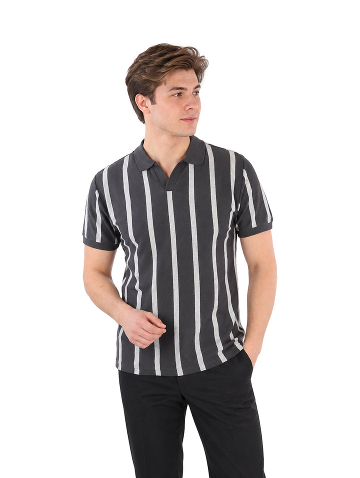 Hombre vistiendo playera de manga corta con rayas verticales en colores gris oxford y gris claro.