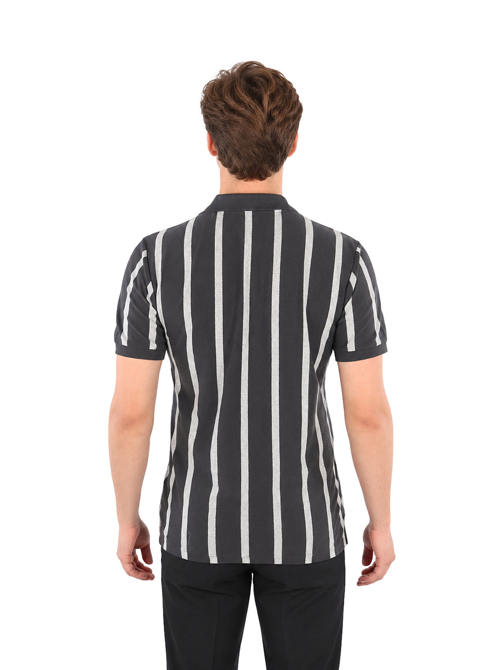 Hombre vistiendo playera de manga corta con rayas verticales en colores gris oxford y gris claro.