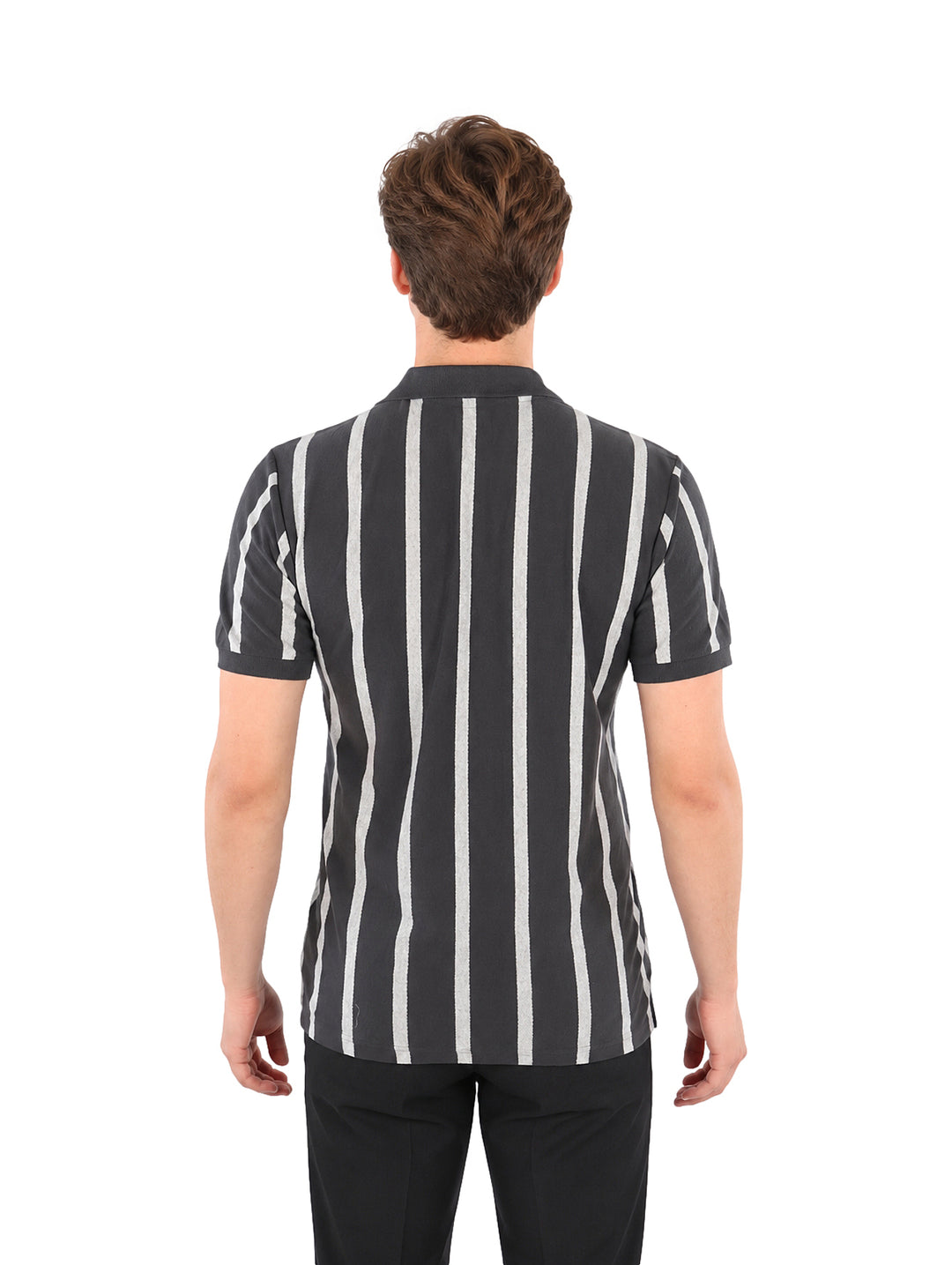 Hombre vistiendo playera de manga corta con rayas verticales en colores gris oxford y gris claro.