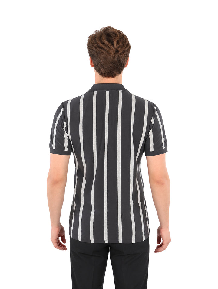 Hombre vistiendo playera de manga corta con rayas verticales en colores gris oxford y gris claro.