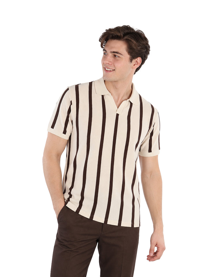 Hombre vistiendo playera de manga corta con rayas verticales beige y café y cuello polo.