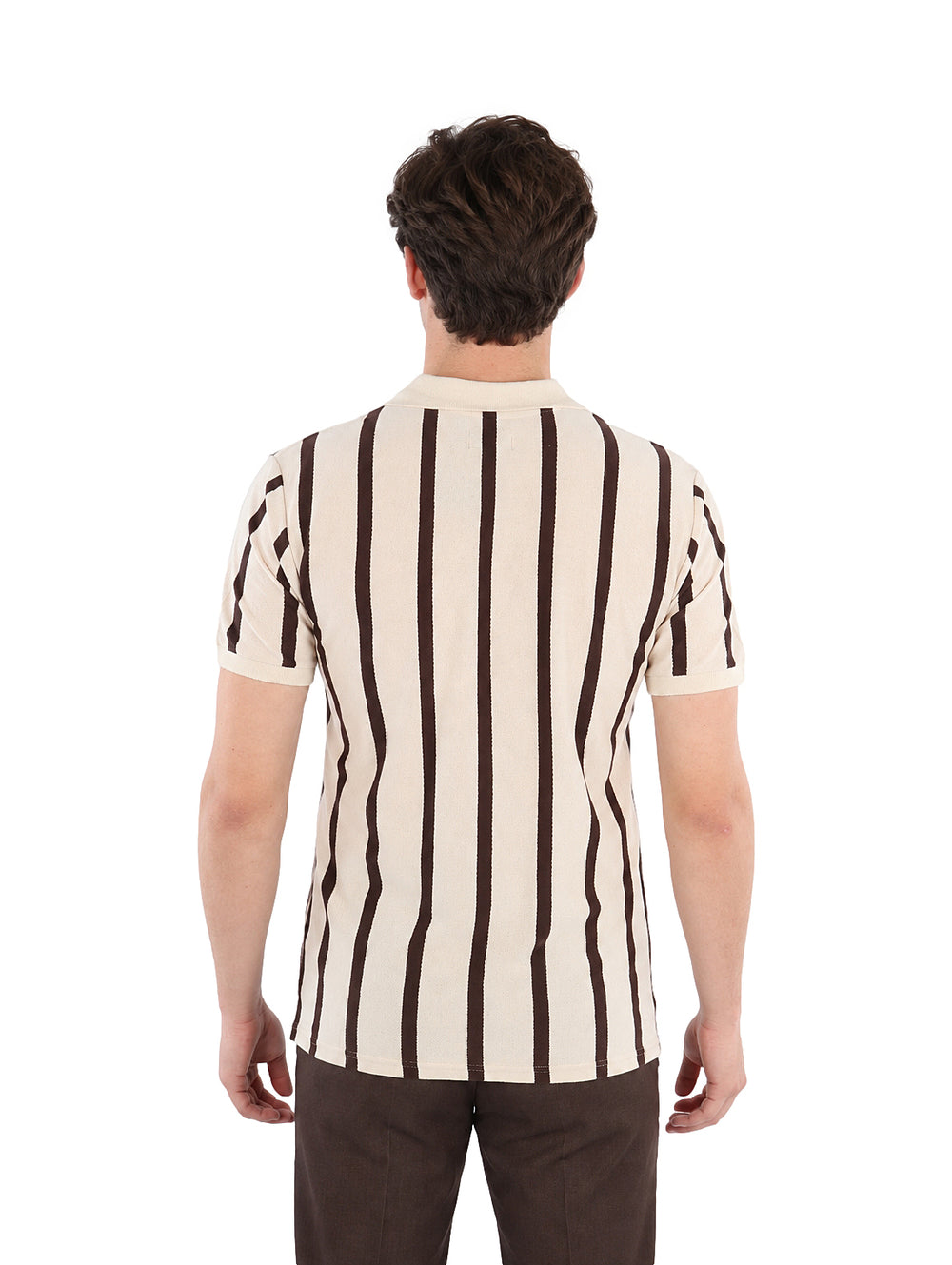 Hombre vistiendo playera de manga corta con rayas verticales beige y café y cuello polo.