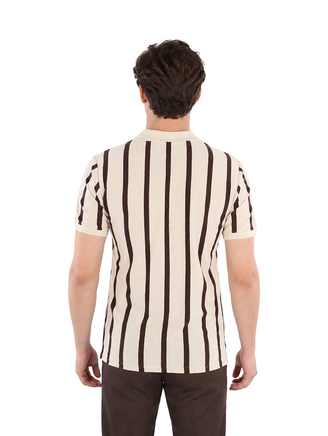 Hombre vistiendo playera de manga corta con rayas verticales beige y café y cuello polo.