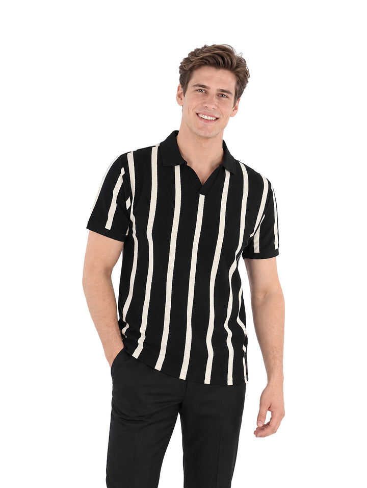 Hombre vistiendo playera de manga corta con rayas verticales negras y beige y cuello polo.