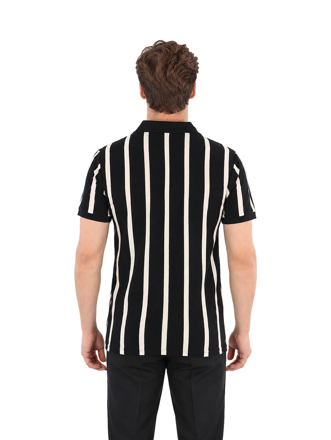 Hombre vistiendo playera de manga corta con rayas verticales negras y beige y cuello polo.
