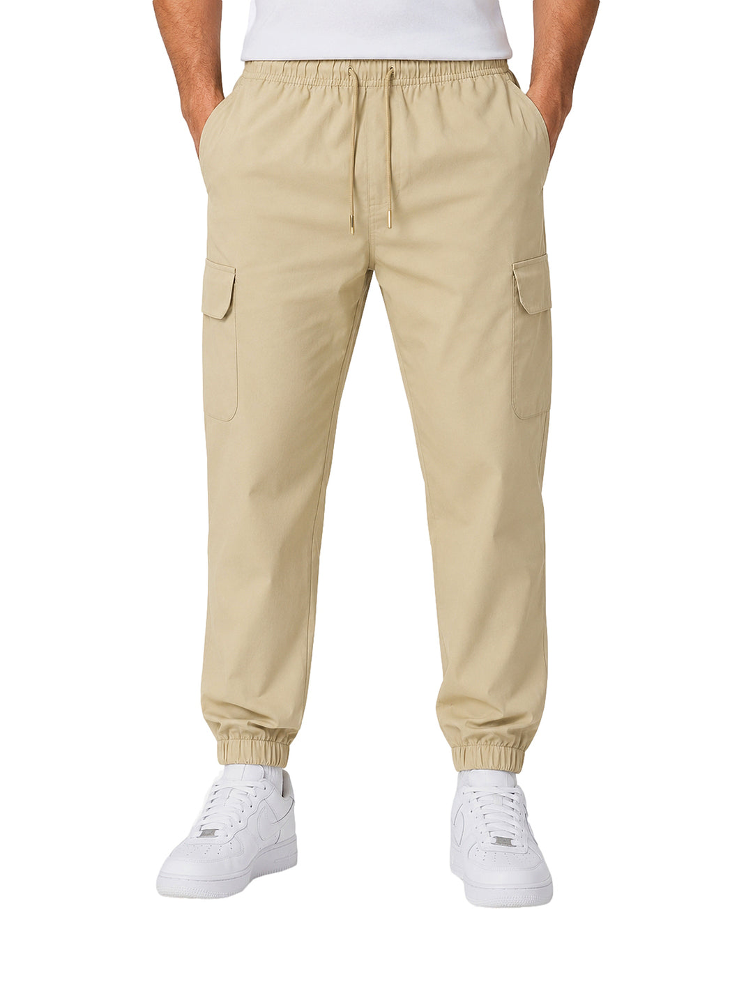 Hombre vistiendo pantalones jogger cargo color kaki con cintura elástica y bolsillos laterales.