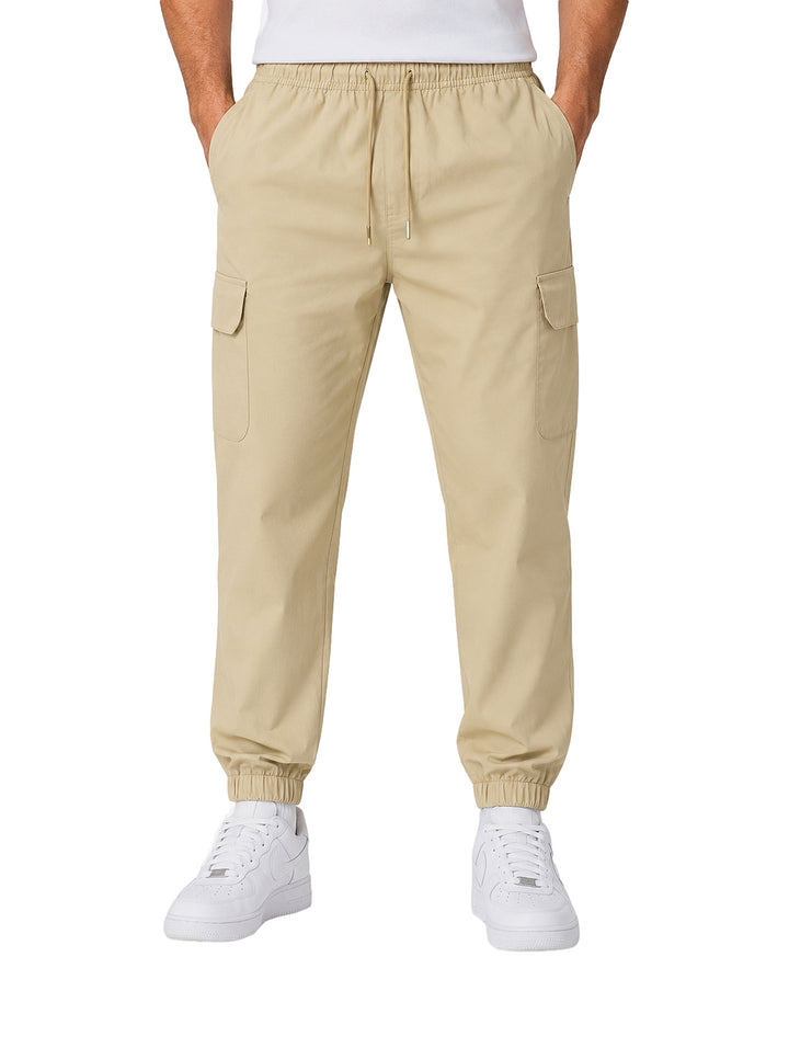 Hombre vistiendo pantalones jogger cargo color kaki con cintura elástica y bolsillos laterales.