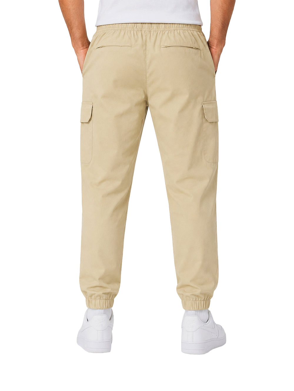 Hombre vistiendo pantalones jogger cargo color kaki con cintura elástica y bolsillos laterales.