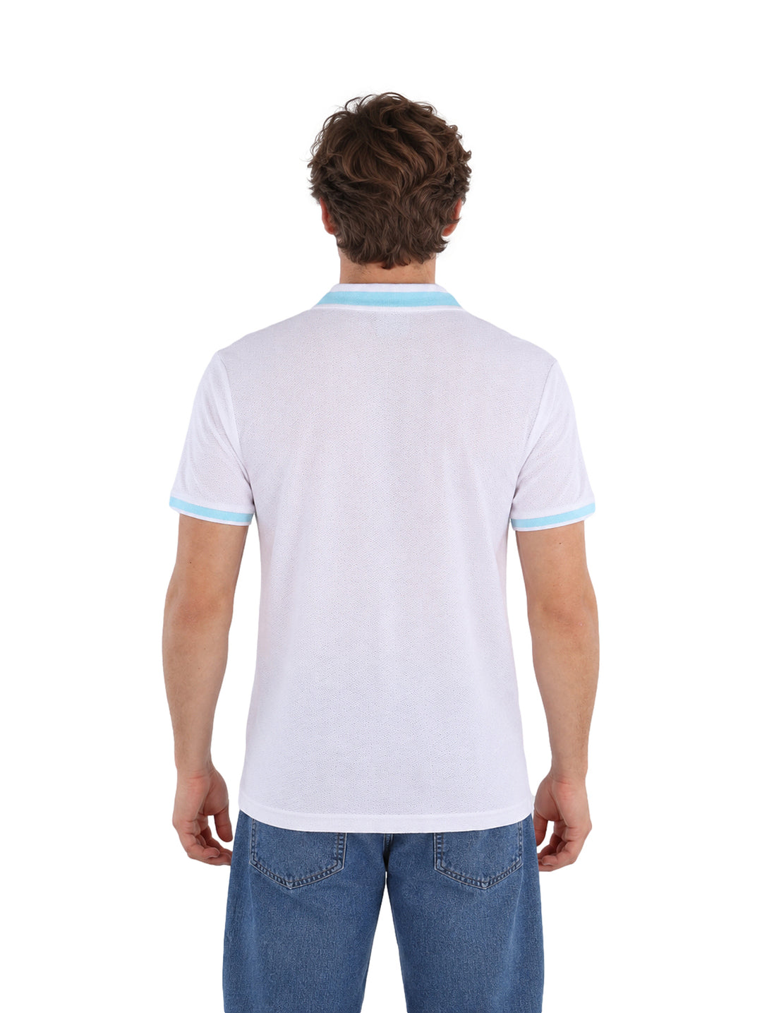 Hombre vistiendo playera polo blanca con detalles en color celeste en el cuello y mangas.