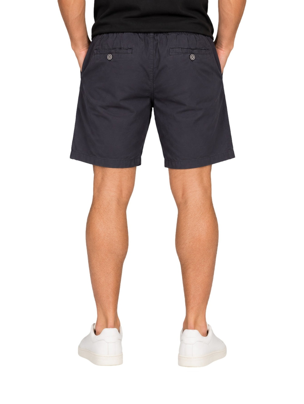 Hombre vistiendo bermuda American Fly color marino con cintura elástica y cordón, combinada con tenis blancos.