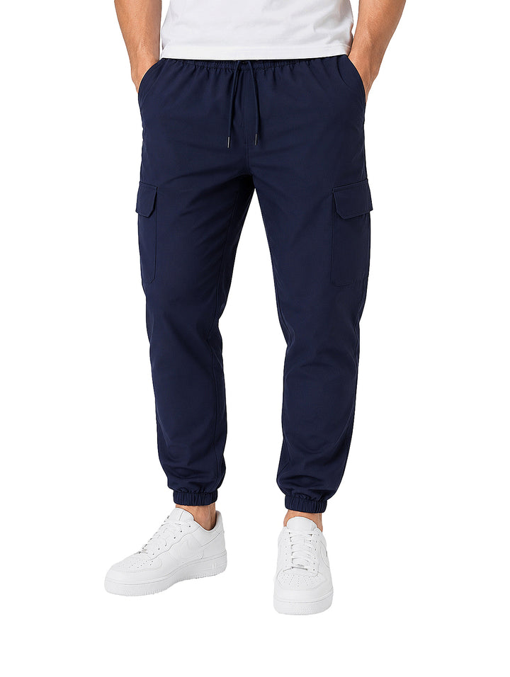 Pantalones jogger cargo color marino para hombre con bolsillos laterales y cintura elástica.