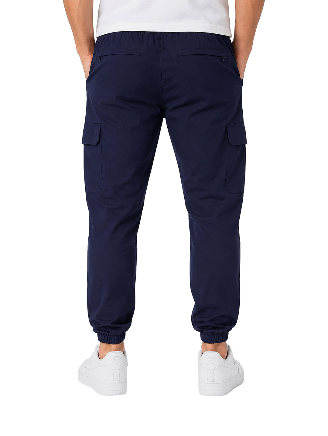 Pantalones jogger cargo color marino para hombre con bolsillos laterales y cintura elástica.