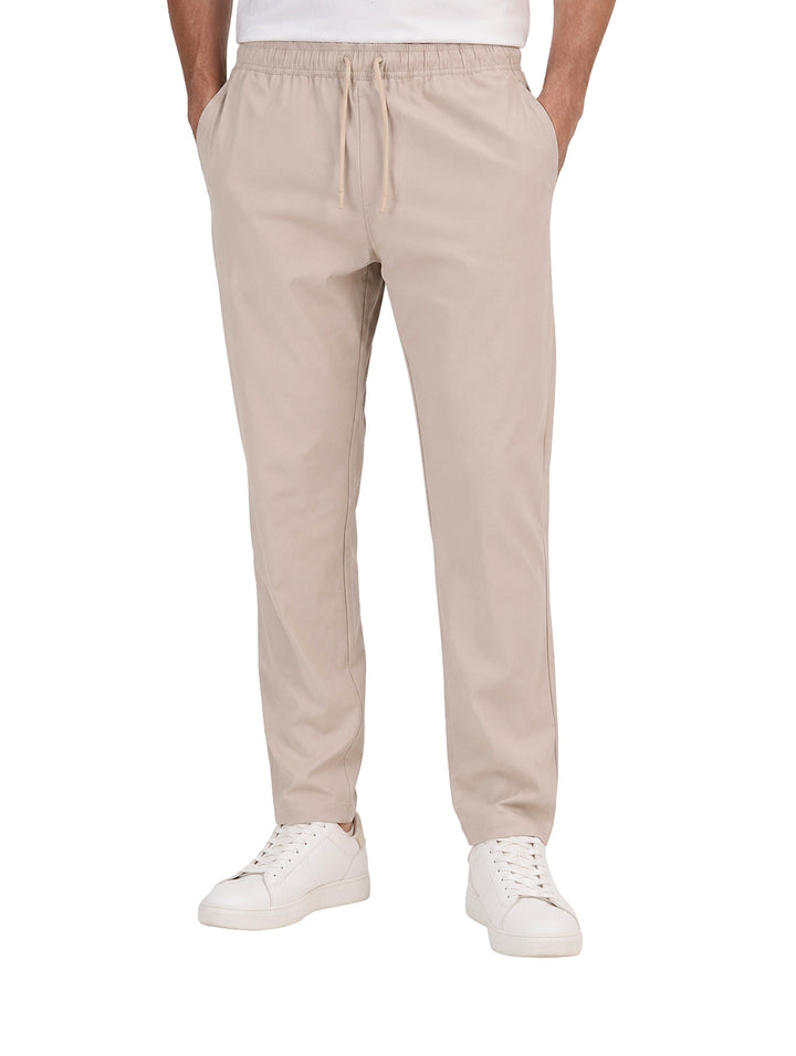 Pantalón casual color beige para hombre con cintura elástica y cordón.