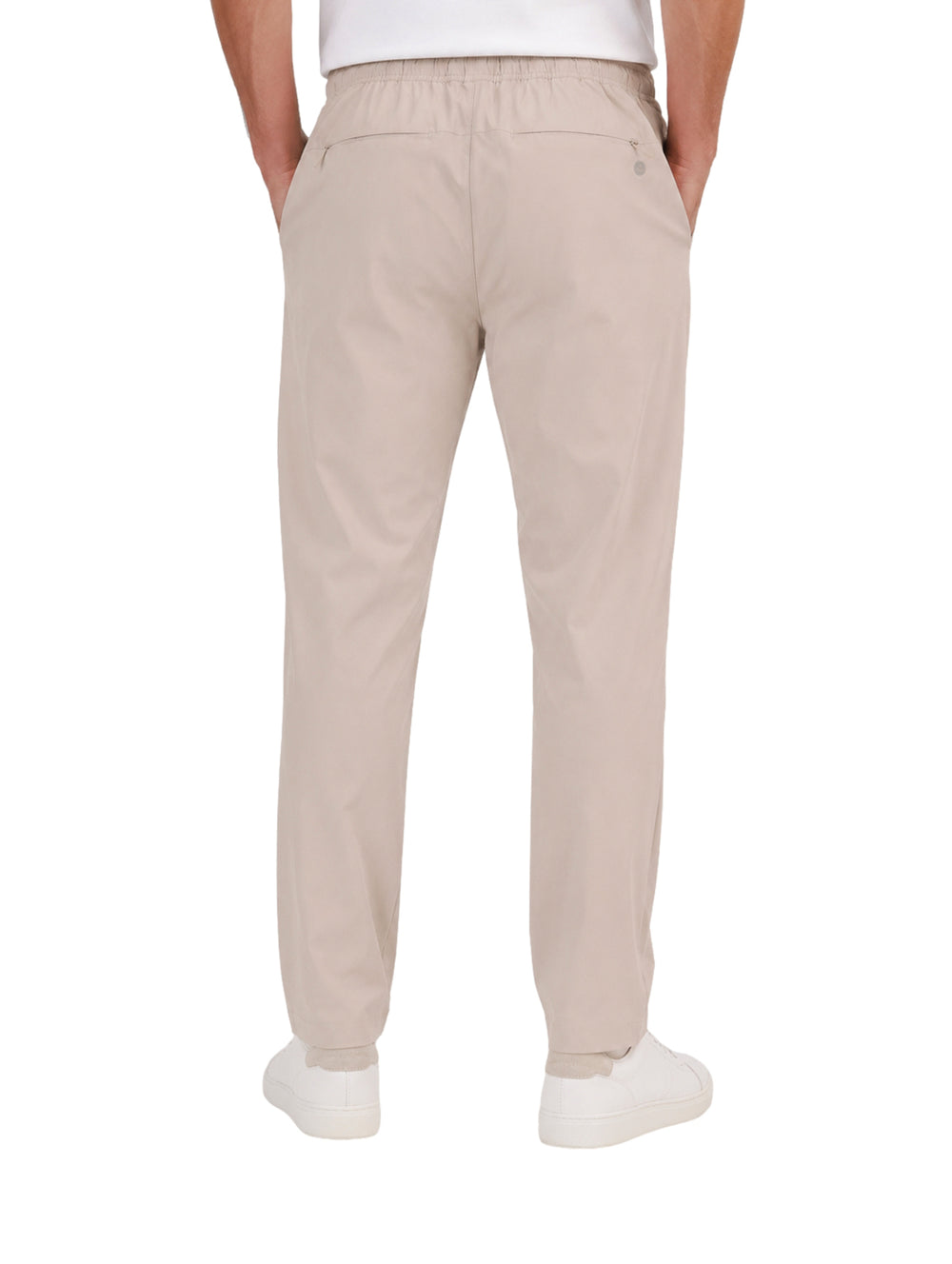 Pantalón casual color beige para hombre con cintura elástica y cordón.