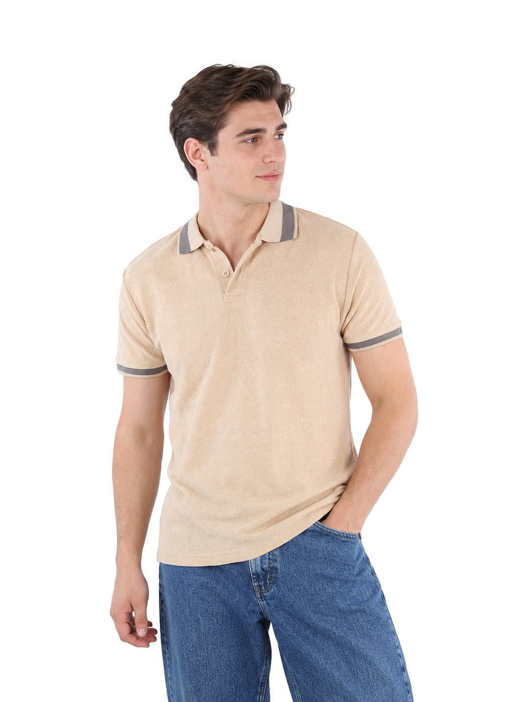 Hombre vistiendo playera polo color beige con detalles grises en el cuello y los puños.