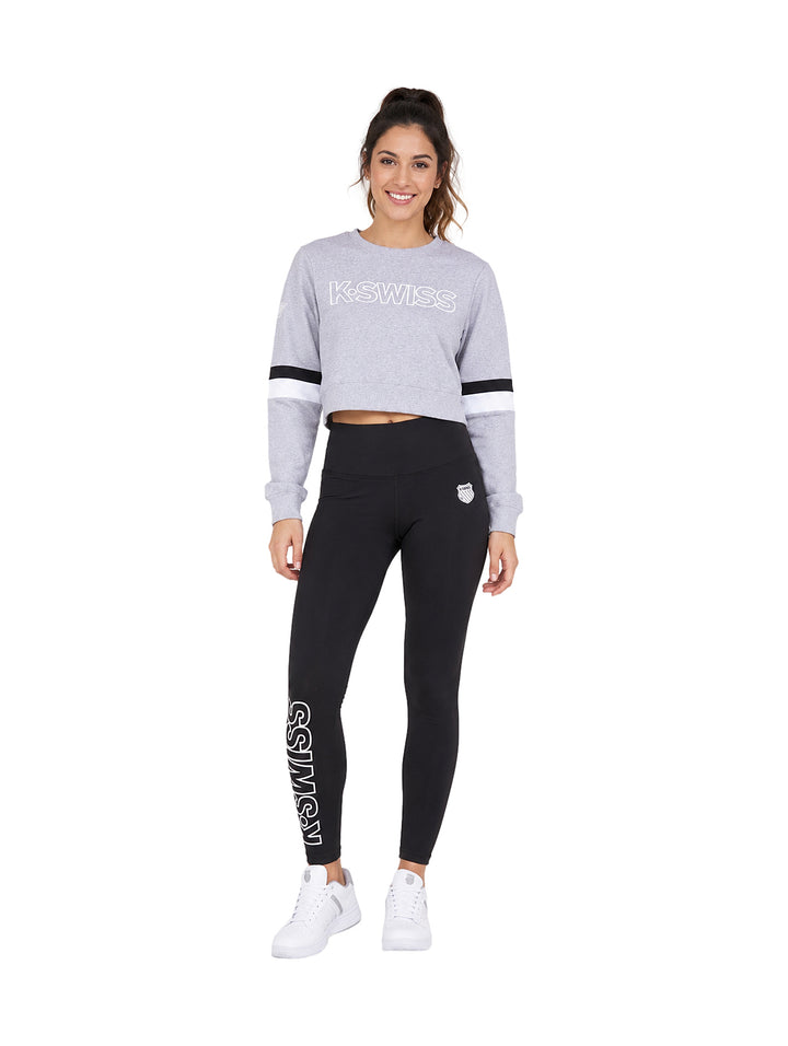 Conjunto deportivo K-Swiss con sudadera corta gris y leggings negros.