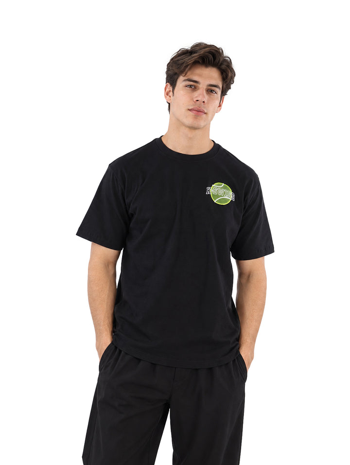 Hombre vistiendo playera negra de manga corta marca K-Swiss con logo en el pecho.