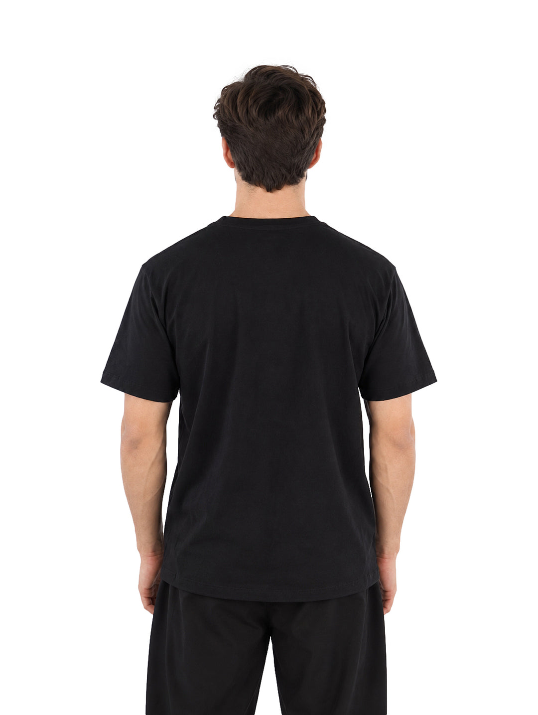 Hombre vistiendo playera negra de manga corta marca K-Swiss con logo en el pecho.