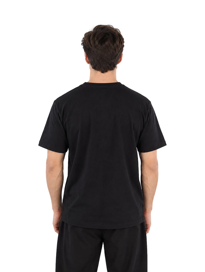 Hombre vistiendo playera negra de manga corta marca K-Swiss con logo en el pecho.
