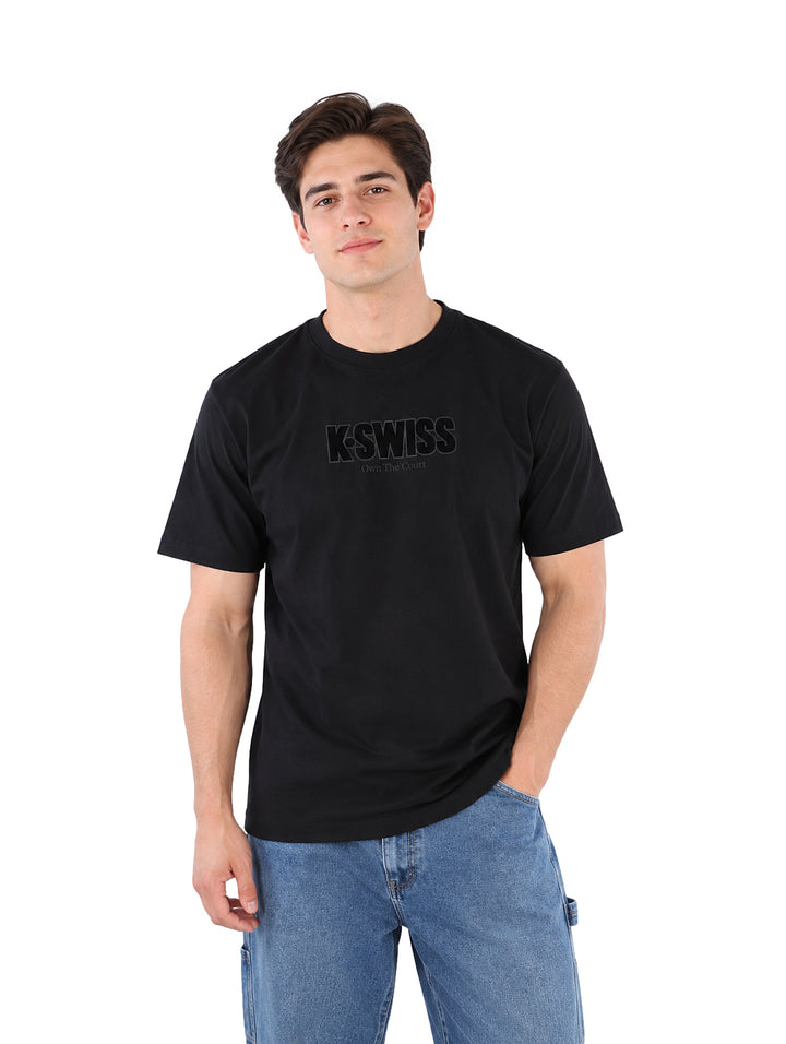 Hombre vistiendo playera K-SWISS color negro de manga corta y cuello redondo.