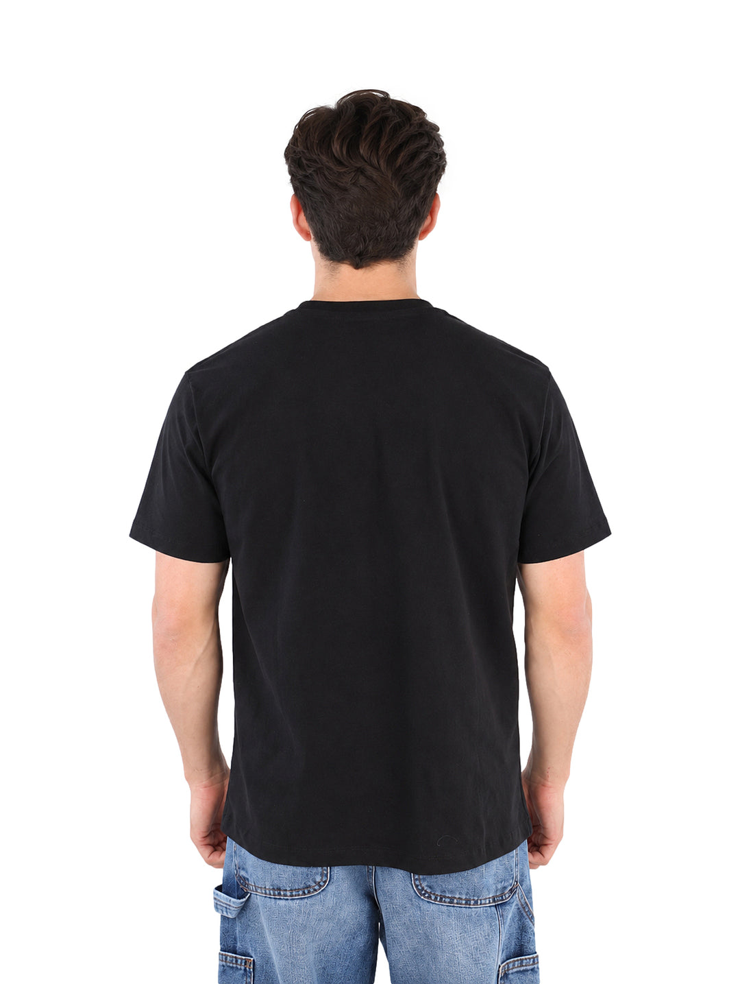 Hombre vistiendo playera K-SWISS color negro de manga corta y cuello redondo.