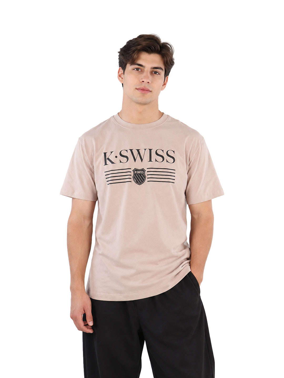 Hombre vistiendo playera K-Swiss color beige de manga corta y cuello redondo.