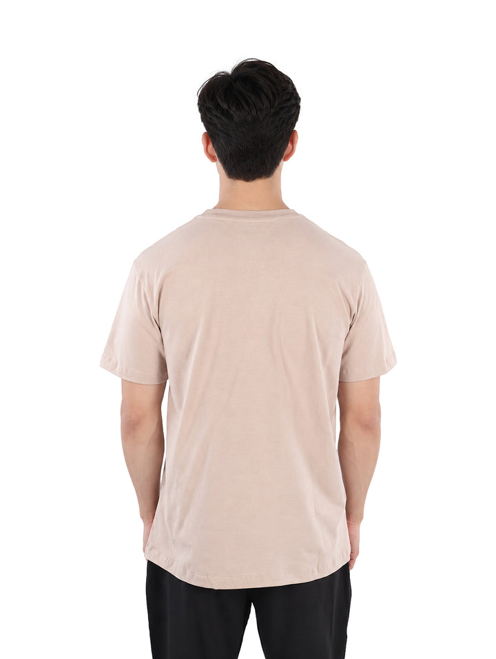 Hombre vistiendo playera K-Swiss color beige de manga corta y cuello redondo.