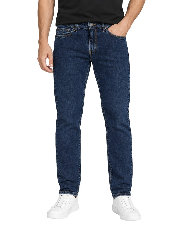 Hombre vistiendo jeans slim fit color azul oscuro de la marca Collor&