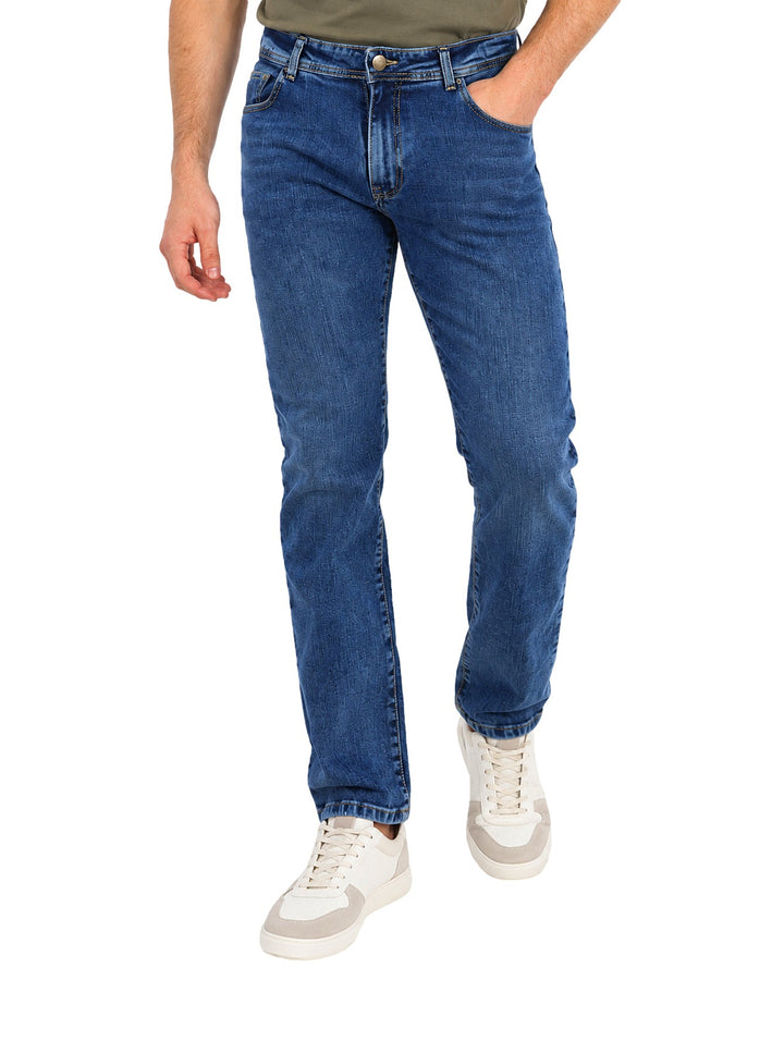 Hombre vistiendo jeans slim fit rectos de color azul marca Collor&
