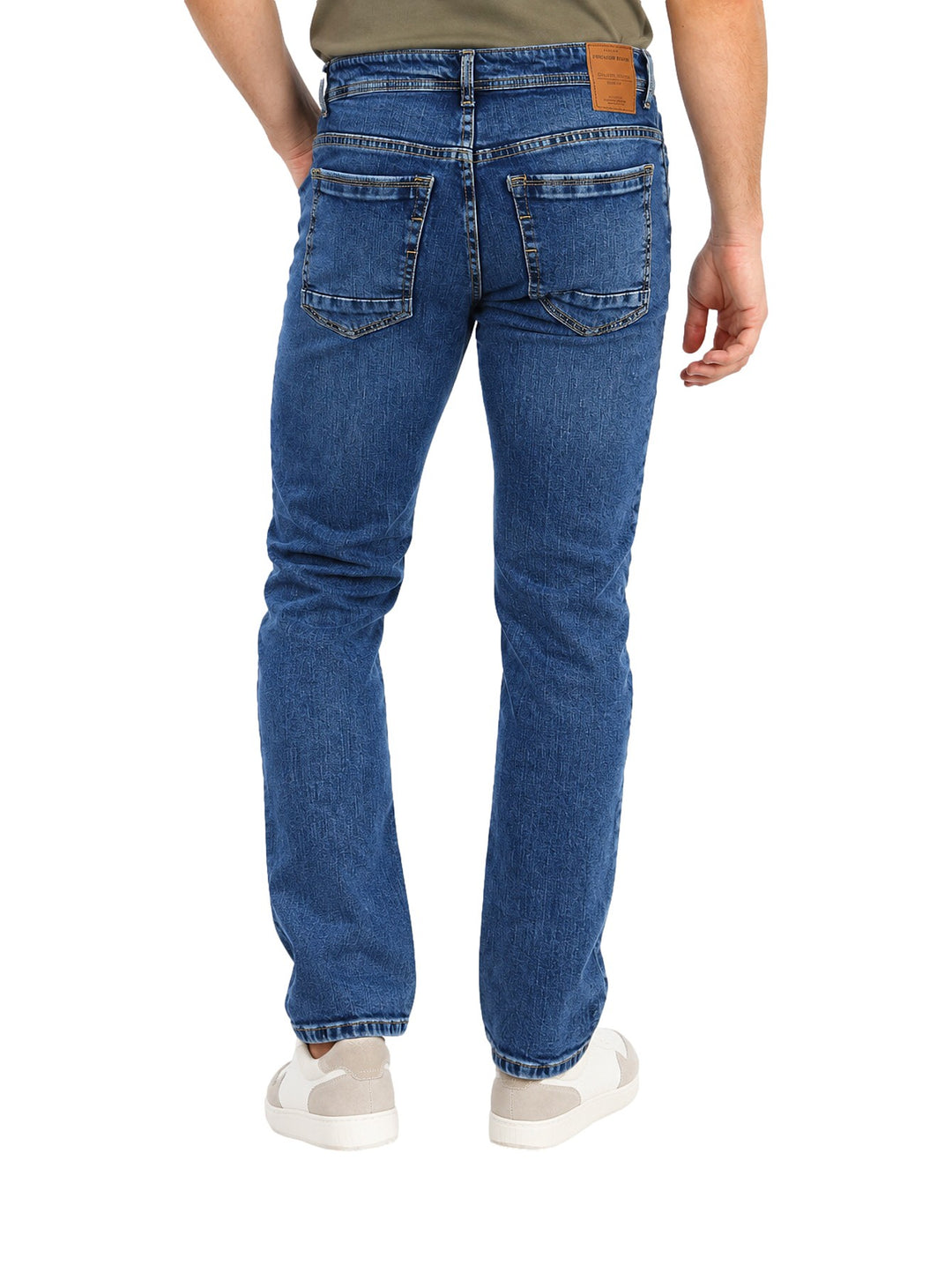 Hombre vistiendo jeans slim fit rectos de color azul marca Collor&