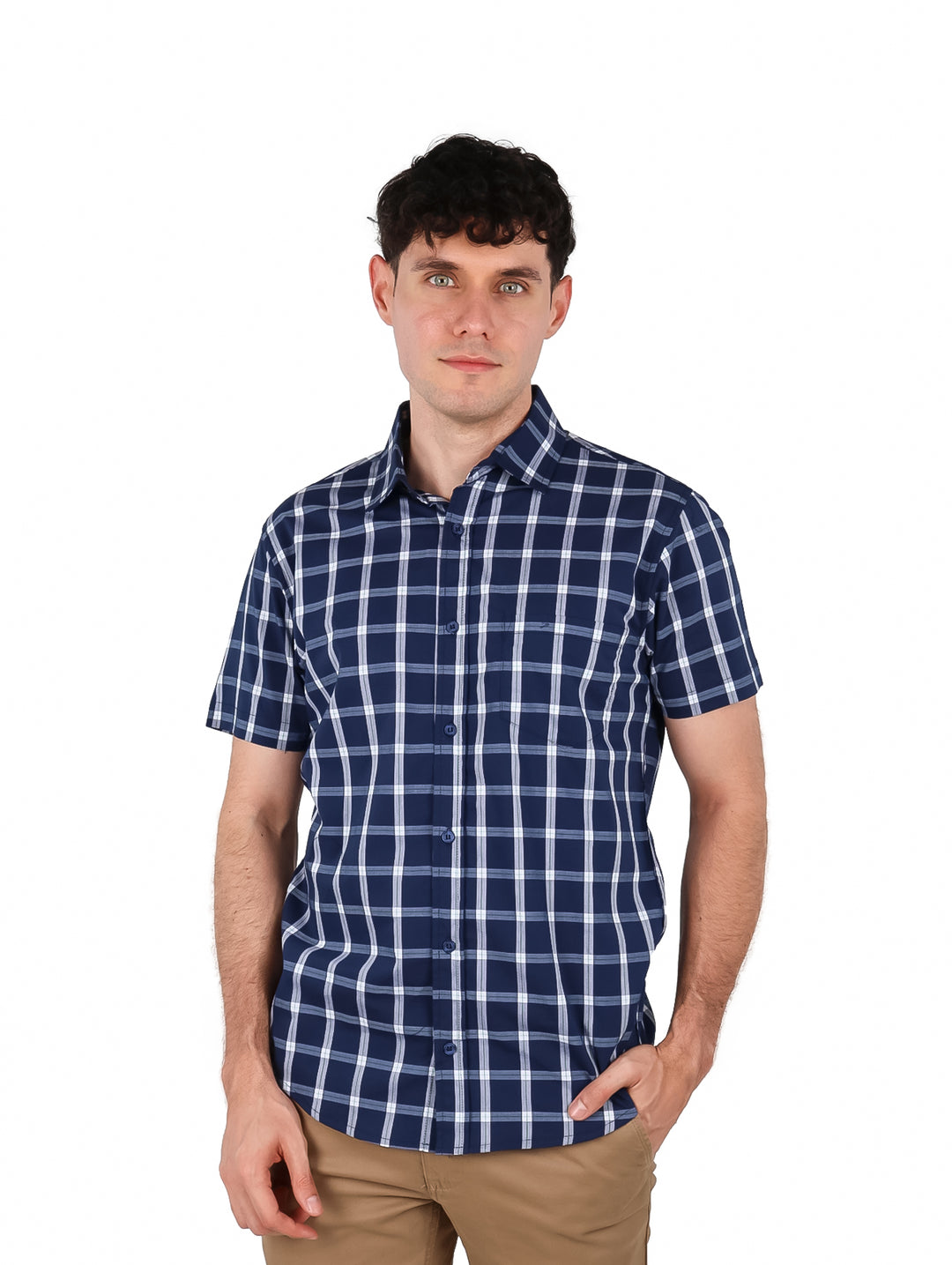 Hombre vistiendo camisa de manga corta con patrón de cuadros en color azul marino y blanco.