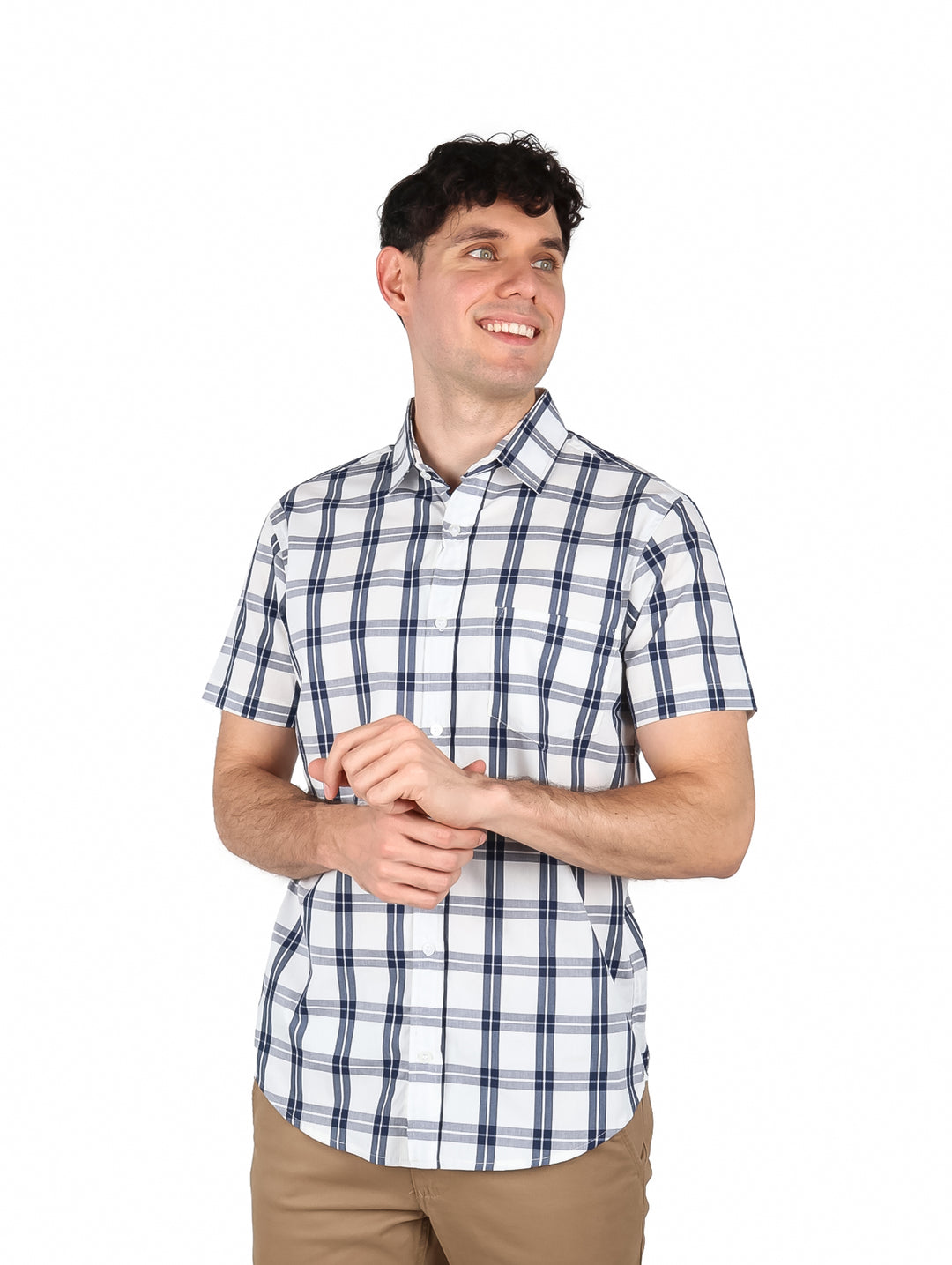 Hombre vistiendo camisa de manga corta con estampado de cuadros en color blanco y negro.