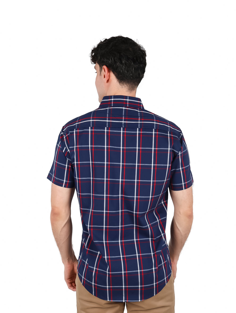 Hombre vistiendo camisa de manga corta color marino con patrón de cuadros rojos y blancos.