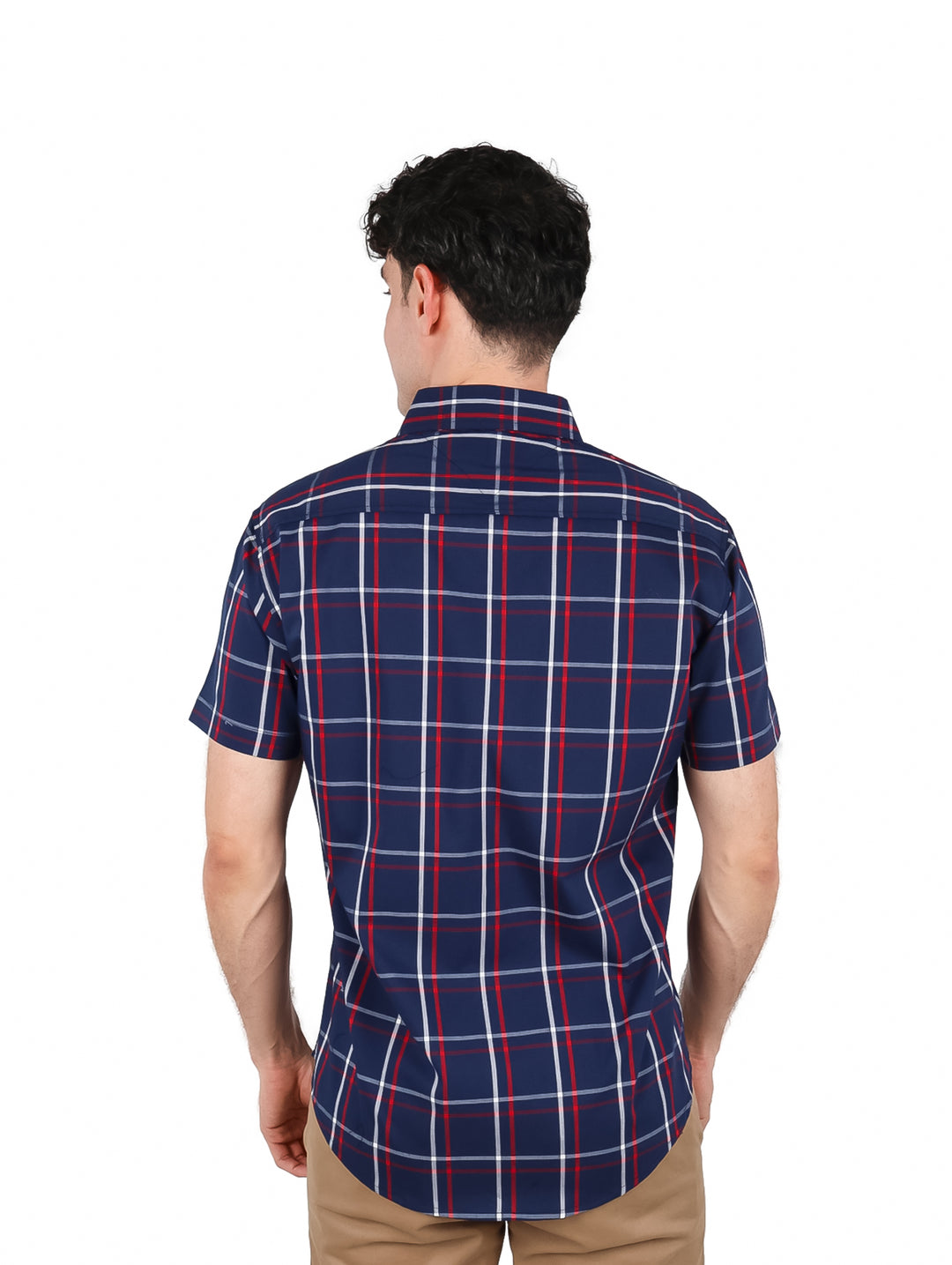 Hombre vistiendo camisa de manga corta color marino con patrón de cuadros rojos y blancos.